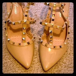 Rockstud nude pointed toe pumps